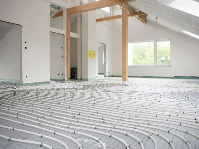 Vloerverwarming wordt aangelegd over de hele vloer van een woning