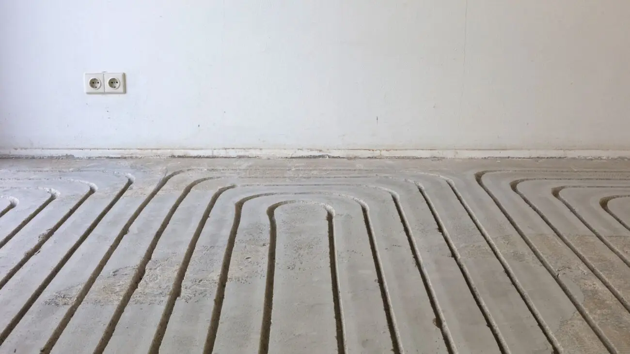 Strak ingefreesde vloerverwarming in een anhydrietvloer tot aan de wand