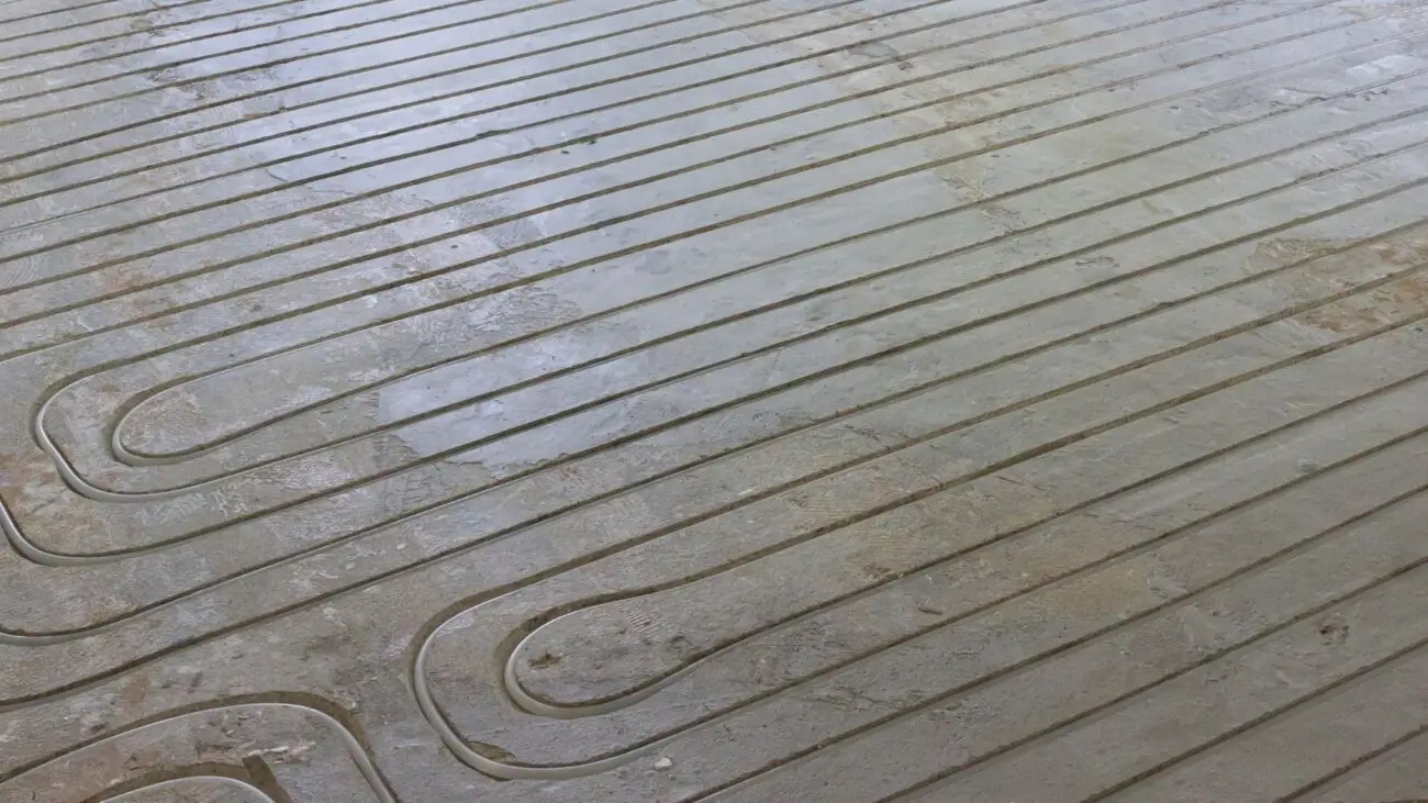Strak ingefreesde groeven met vloerverwarmingsleidingen