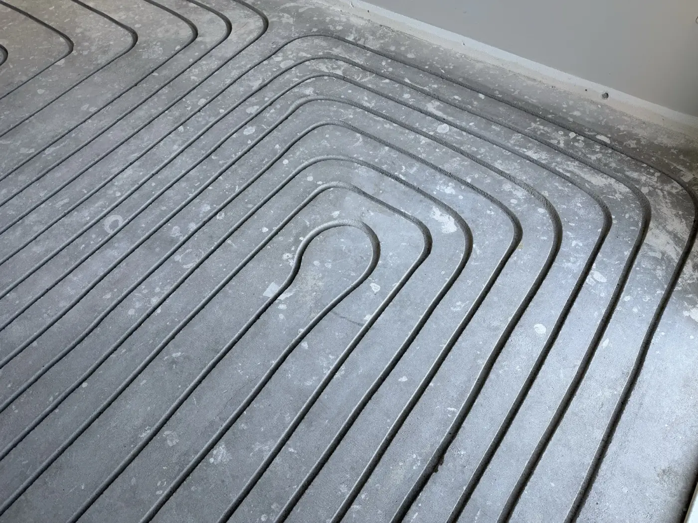 Vers ingefreesd slakkenhuispatroon voor vloerverwarming in een dekvloer