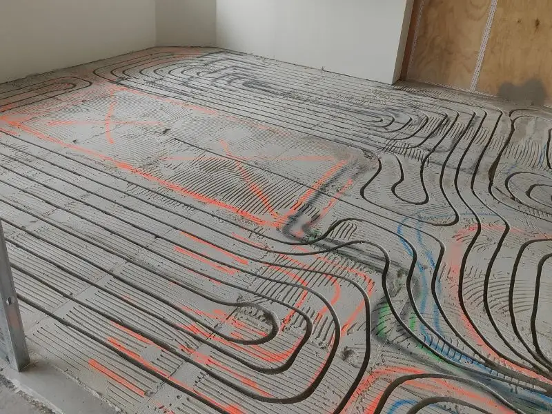 Vloerverwarming ingefreesd in een bestaande tegelvloer