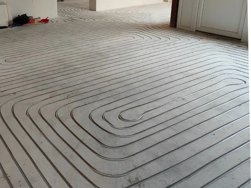 Ingefreesde vloerverwarming in een woonkamer, klaar voor de nieuwe vloer